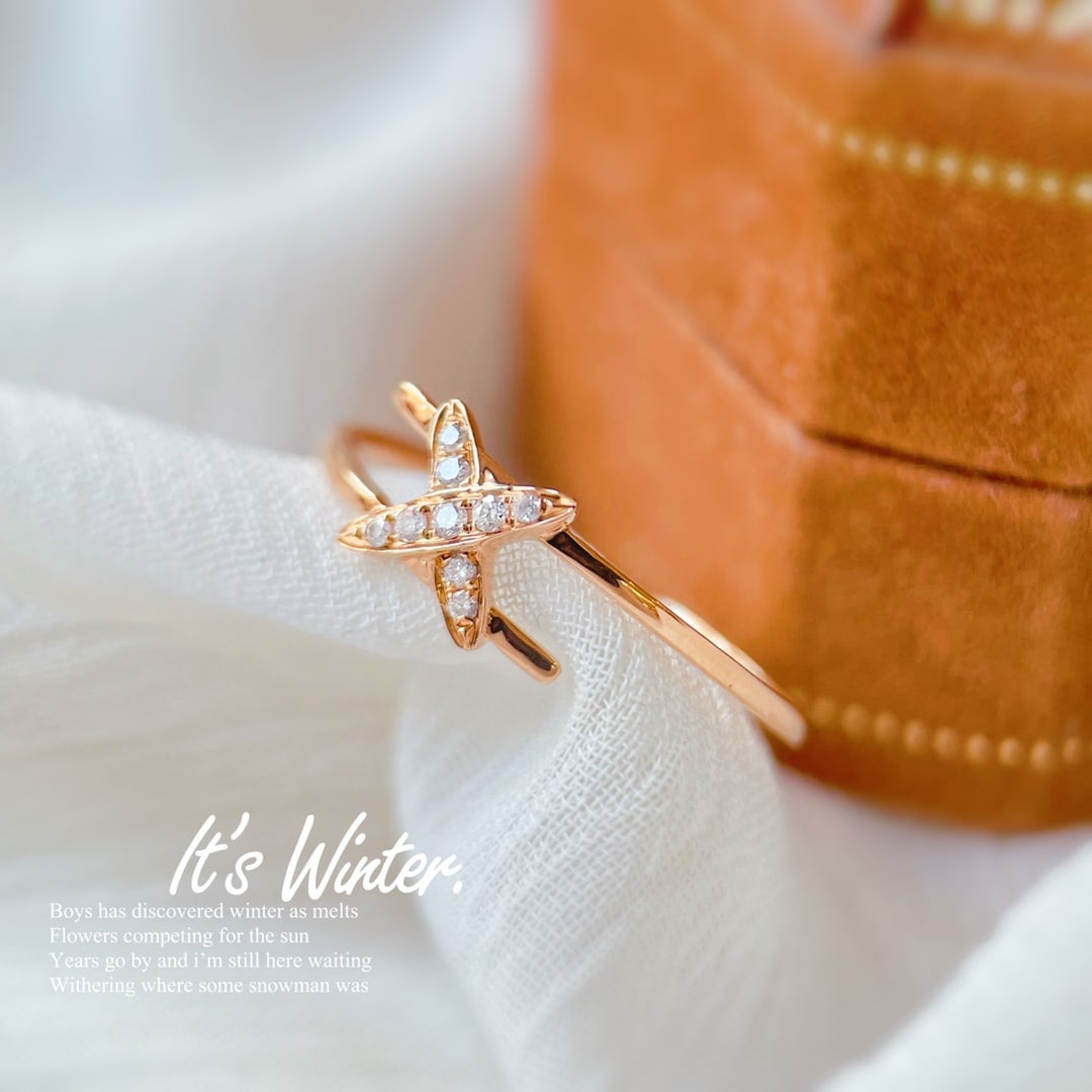 18K Gold Diamond Crossover Ring: This 18K gold diamond crossover ring showcases an elegant style with its unique design and exquisite craftsmanship. The intertwined lines symbolize eternal love and commitment, making it perfect for d