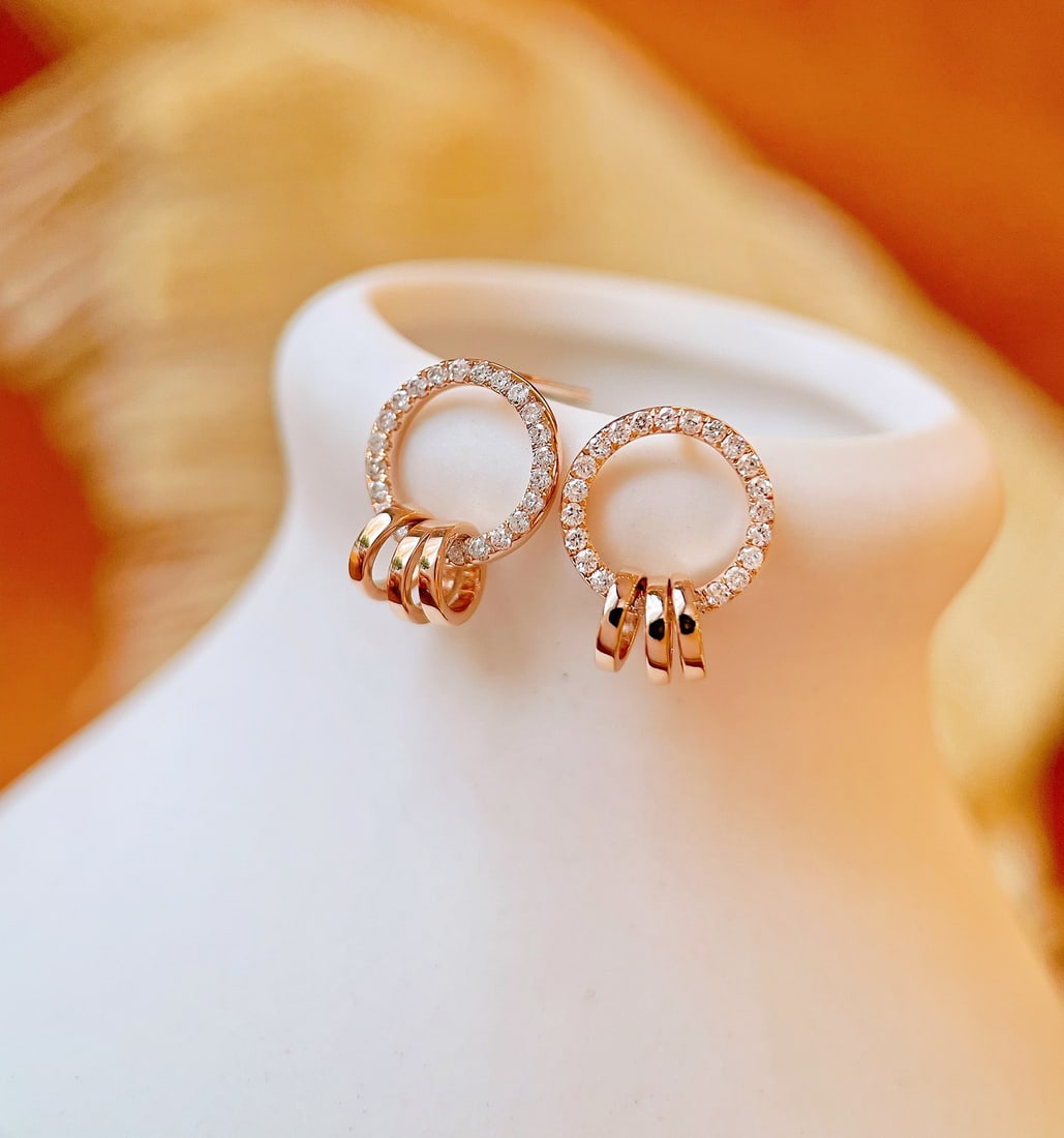 18K Gold Diamond Hoop Earrings: Inspired by vintage French style, these earrings perfectly combine classic and modern fashion. The three-dimensional geometric hoop design is lively and unique, exuding a sense of sophistication. Simp