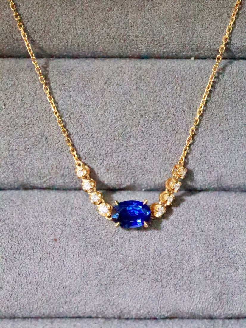18K Gold Sapphire Collarbone Necklace: This 18K gold sapphire collarbone necklace perfectly combines elegance and sophistication. The deep hue of the sapphire imparts a noble aura to the wearer. Whether for daily wear or special