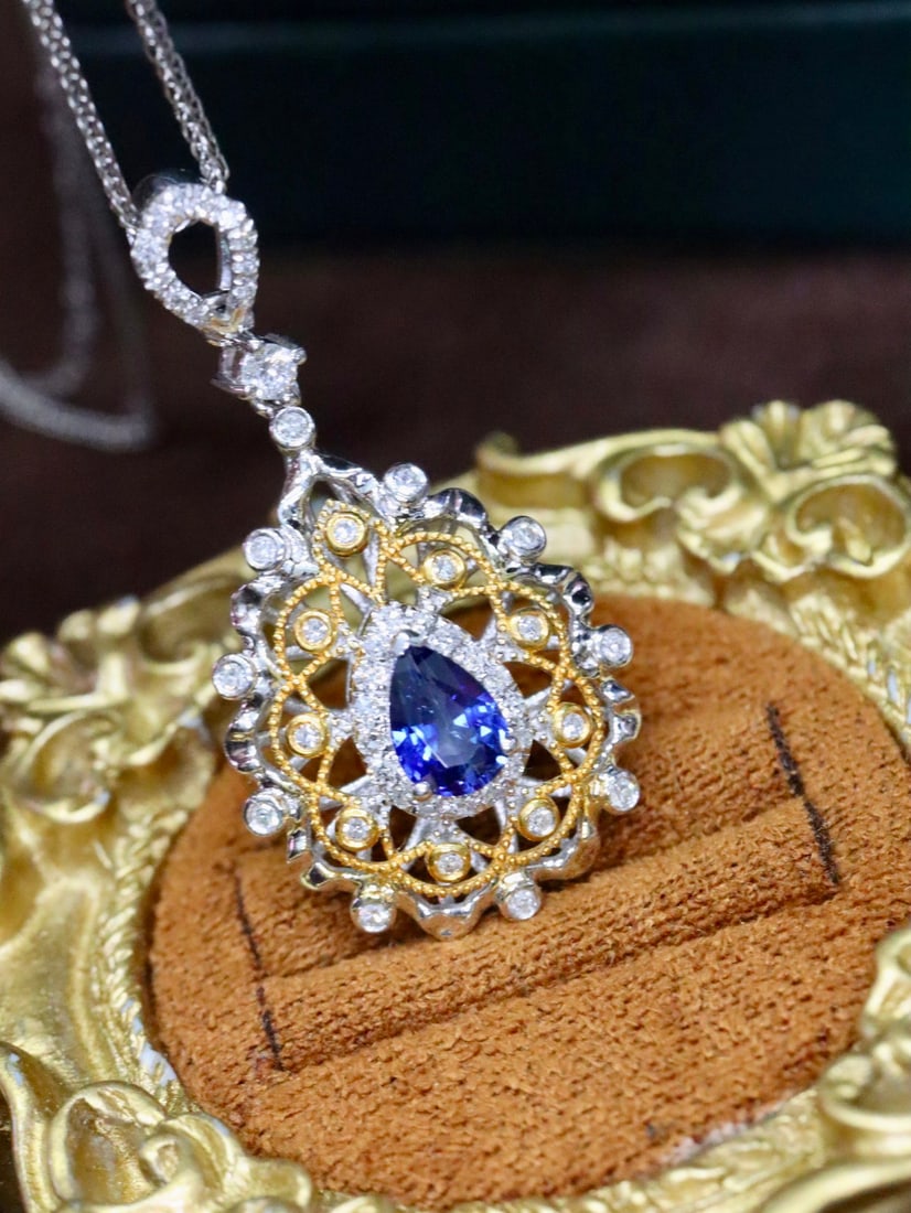 Platinum Sapphire Pendant: This pendant perfectly combines a vintage courtly atmosphere with a romantic aura, showcasing a luxurious and textured style. The platinum material elegantly complements the sapphire, highlighting