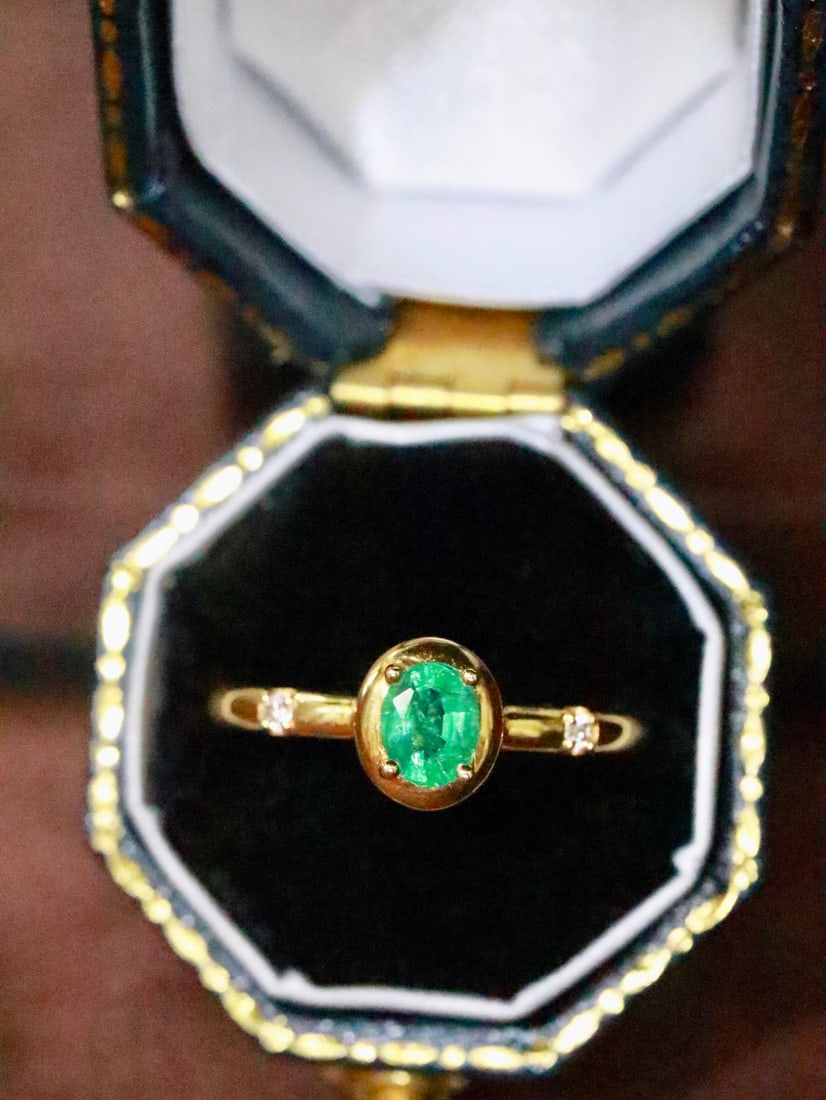 18K Gold Emerald Ring: This 18K gold emerald ring perfectly combines elegance and sophistication. The captivating color of the emerald adds a touch of luxury to the wearer. Its exquisite design makes it a classic choice. (M