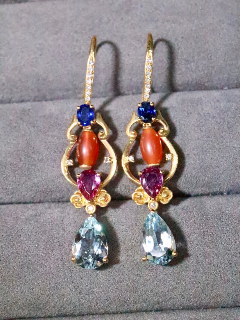 18K Gold Natural Aquamarine Earrings: These earrings are meticulously crafted in 18K gold, showcasing the natural allure of aquamarine. The design incorporates elements of vintage and fashion, with rich layers and exotic flair. Every deta
