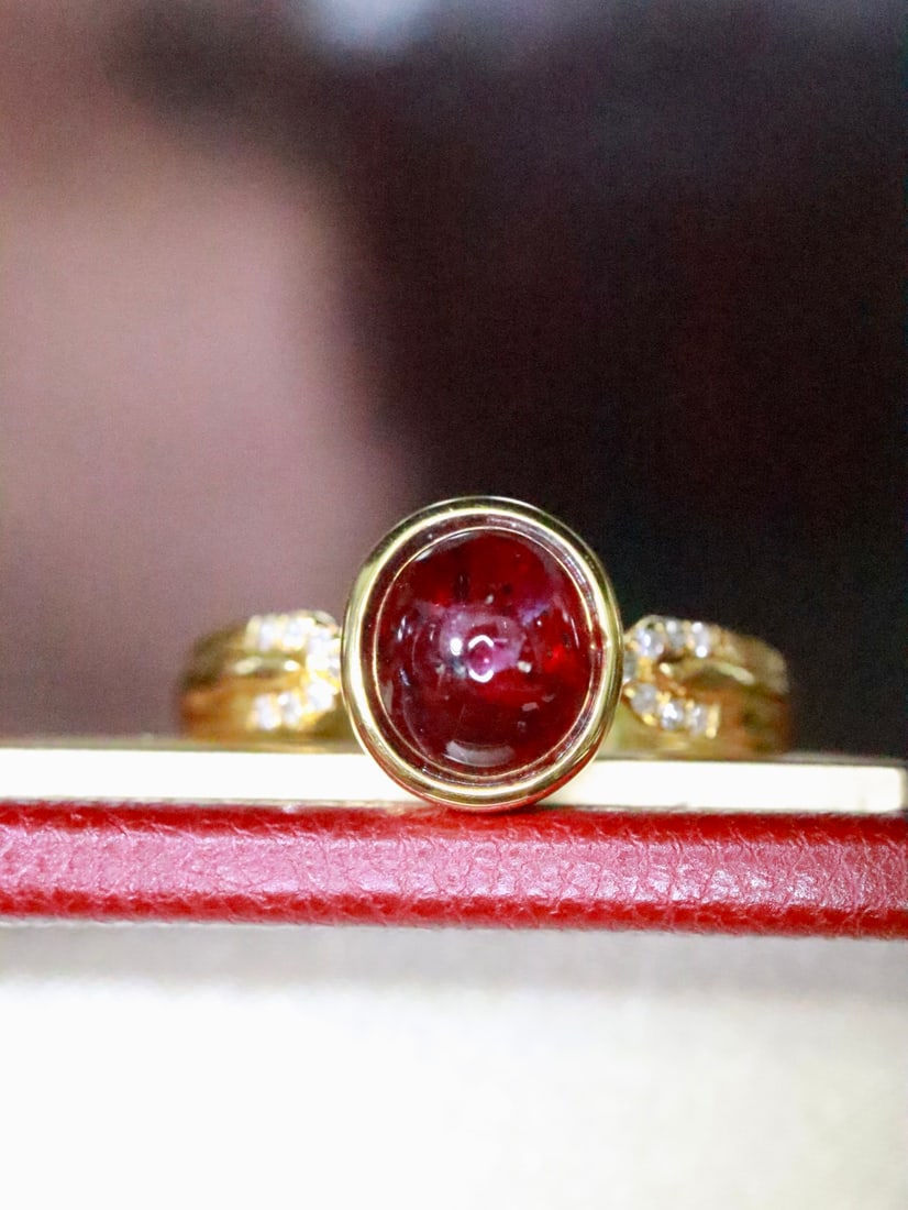 18K Gold Ruby Ring: This vintage-style ruby ring perfectly combines classic and modern elements. Its exquisite design is suitable for daily wear, simple yet elegant. The ruby's brilliance flows between the fingers, capti