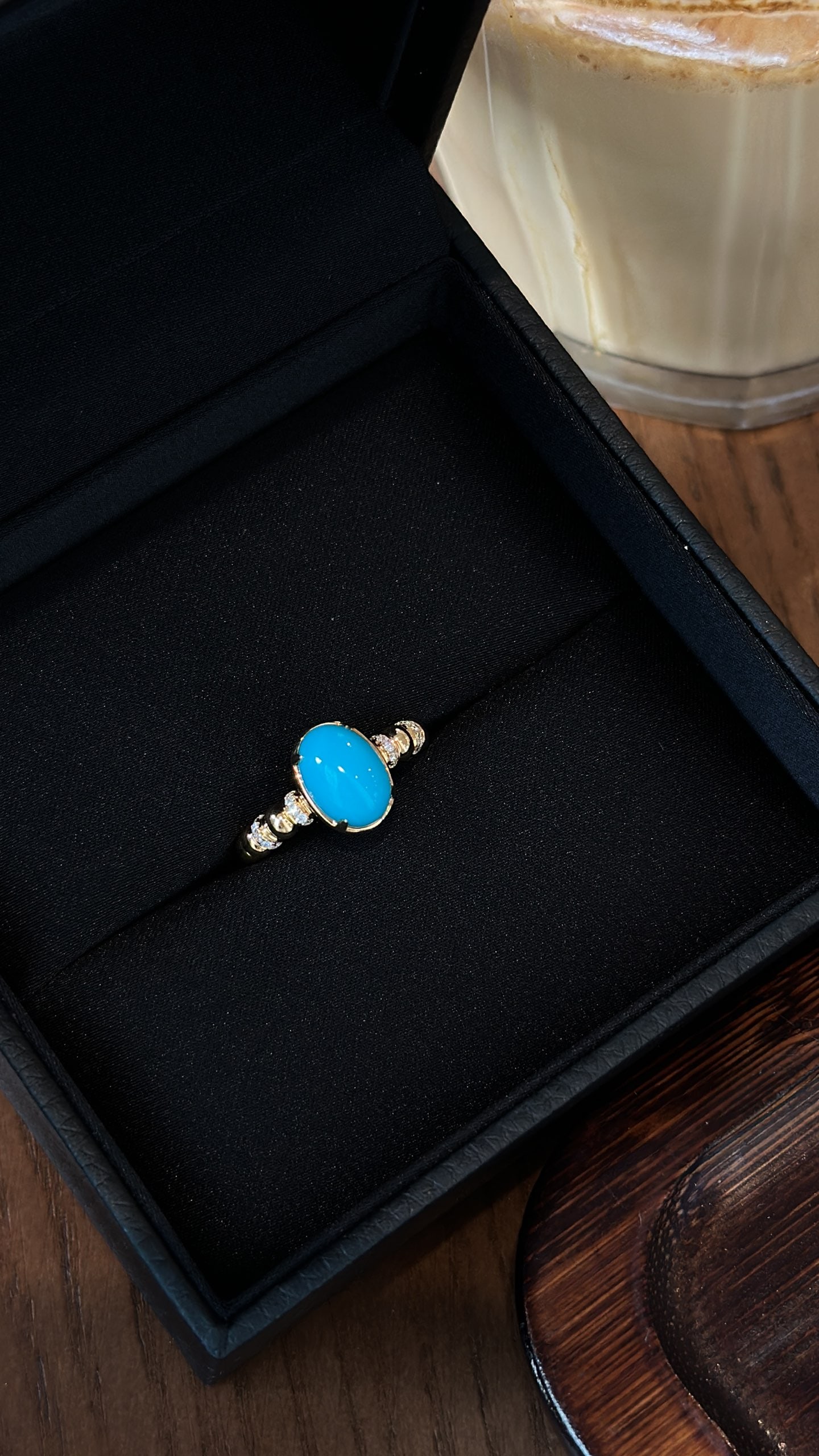 18K Gold Turquoise Ring: This ring features a high-grade turquoise set in 18K gold, exuding unique elegance and charm. Adorned with sparkling diamonds, it adds a touch of luxury.