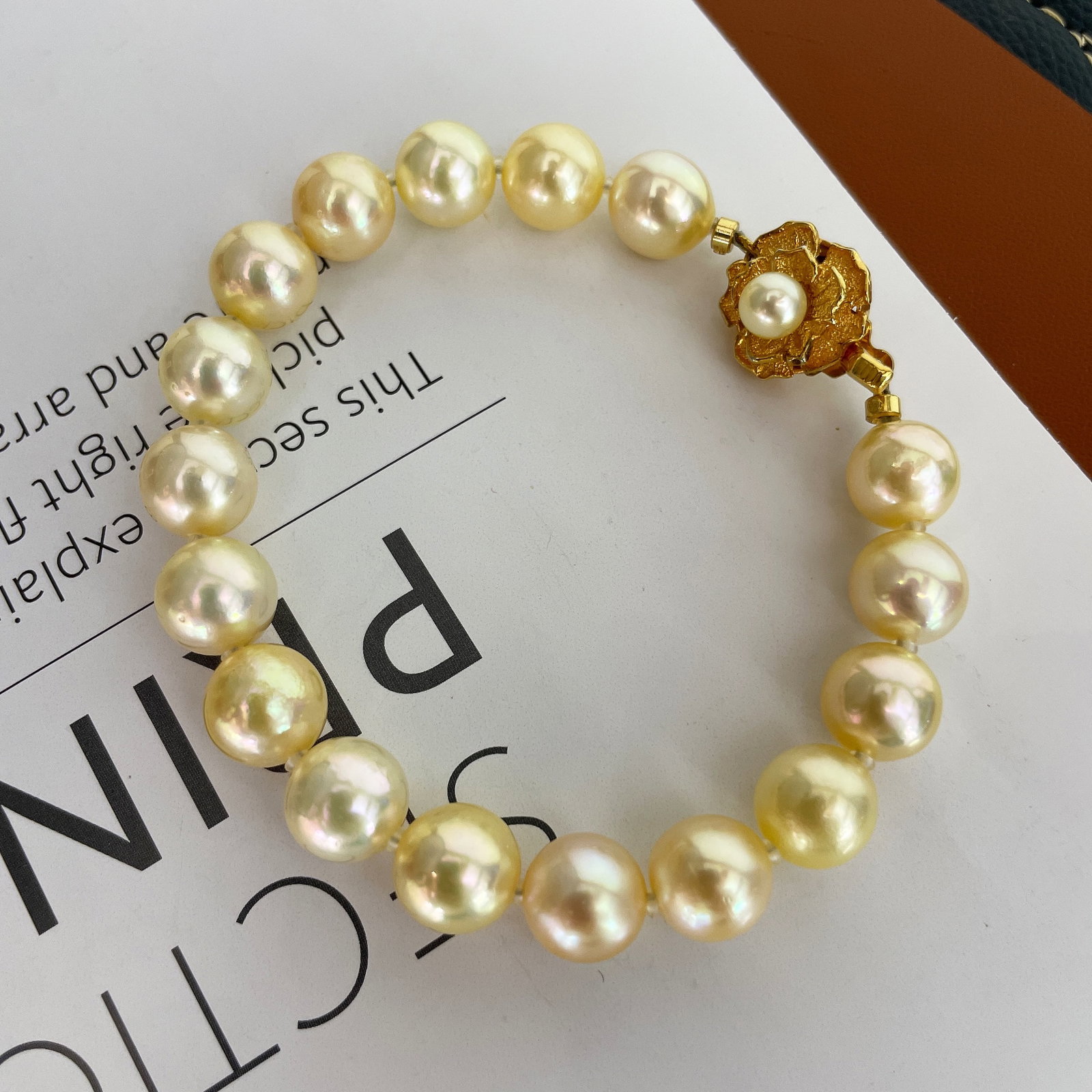Natural Akoya Pearl Bracelet: This bracelet is made of Japanese Akoya pearls, with beads measuring 9.5 to 10mm in diameter, nearly round, exhibiting a strong luster with minimal blemishes. It exudes elegance when worn.