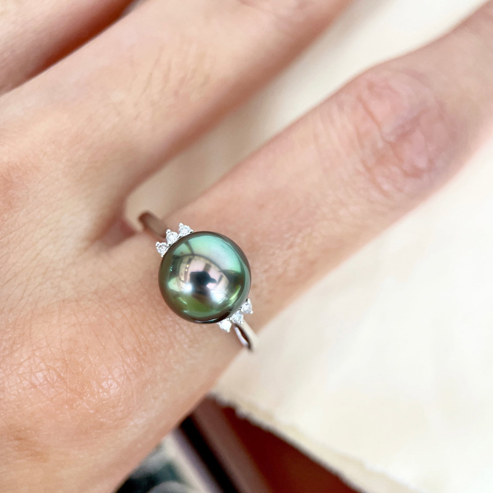18K Gold Natural Tahitian Peacock Green Pearl Ring Size: 14.5: This ring features an 18K gold base set with a natural Tahitian peacock green pearl, embodying a simple yet luxurious style. The pearl measures 9.3mm in diameter, showcasing a nearly perfect round