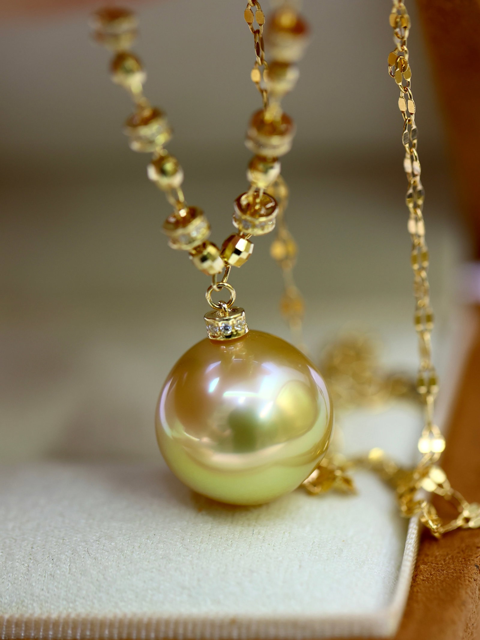 S925 Silver South Sea Golden Pearl Pendant: This South Sea golden pearl pendant is renowned for its exquisite and bright appearance. The pearl is full and nearly round, with a smooth and delicate surface, exhibiting a strong luster. Its nearly
