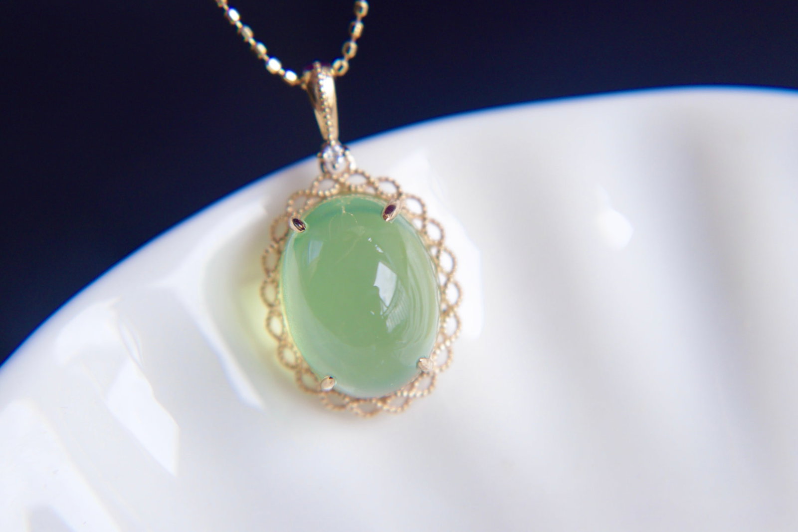 18K Gold Prasiolite Diamond Pendant: This pendant is meticulously crafted in 18K gold, featuring a prasiolite with captivating color and excellent clarity, exuding an aura of elegance. It is adorned with South African diamonds, adding a