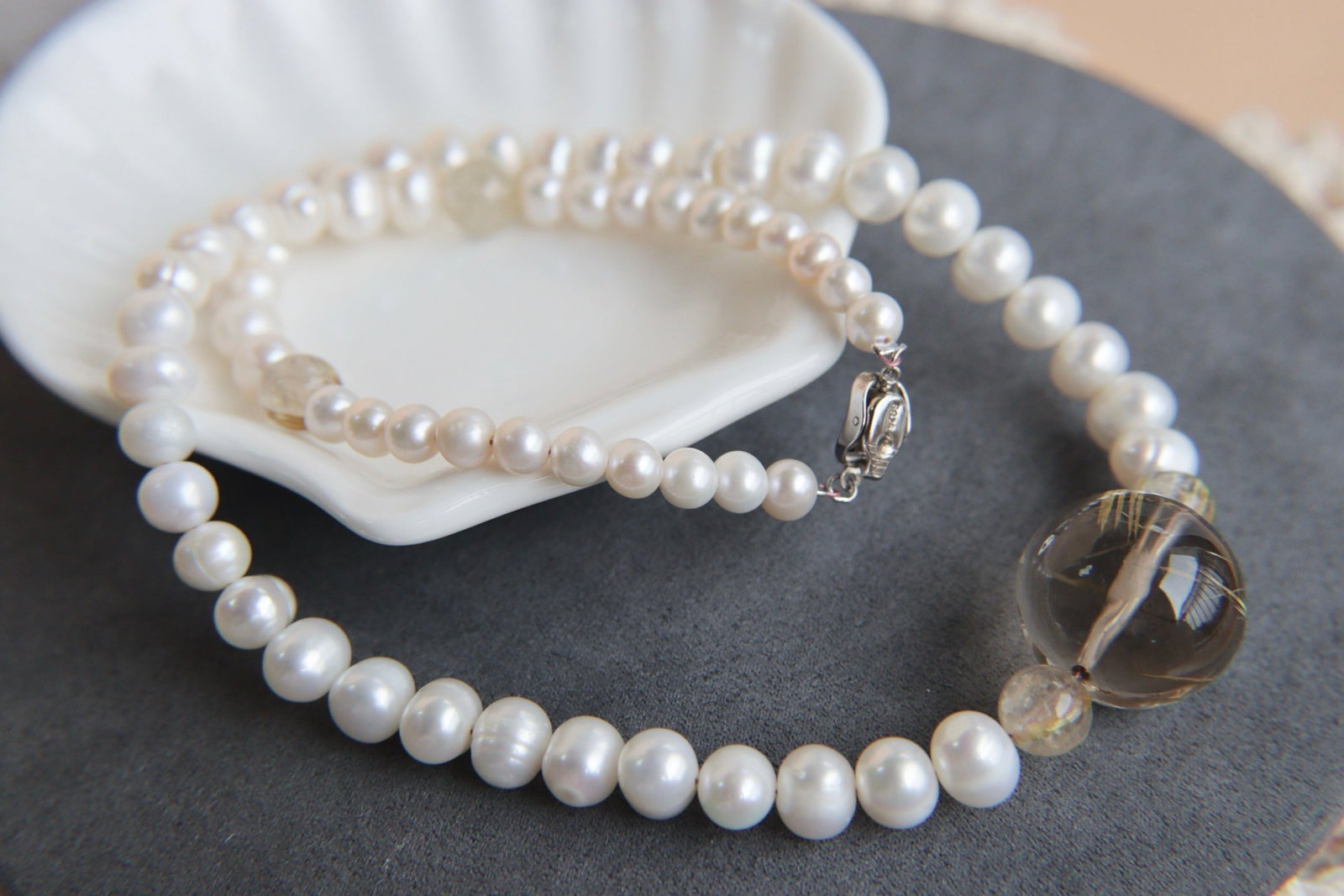 Natural Rutilated Quartz Pearl Necklace: This necklace beautifully combines natural rutilated quartz and pearls, exuding elegance and nobility. The quartz is clean with a captivating color, and the pearls add a touch of charm with their lust