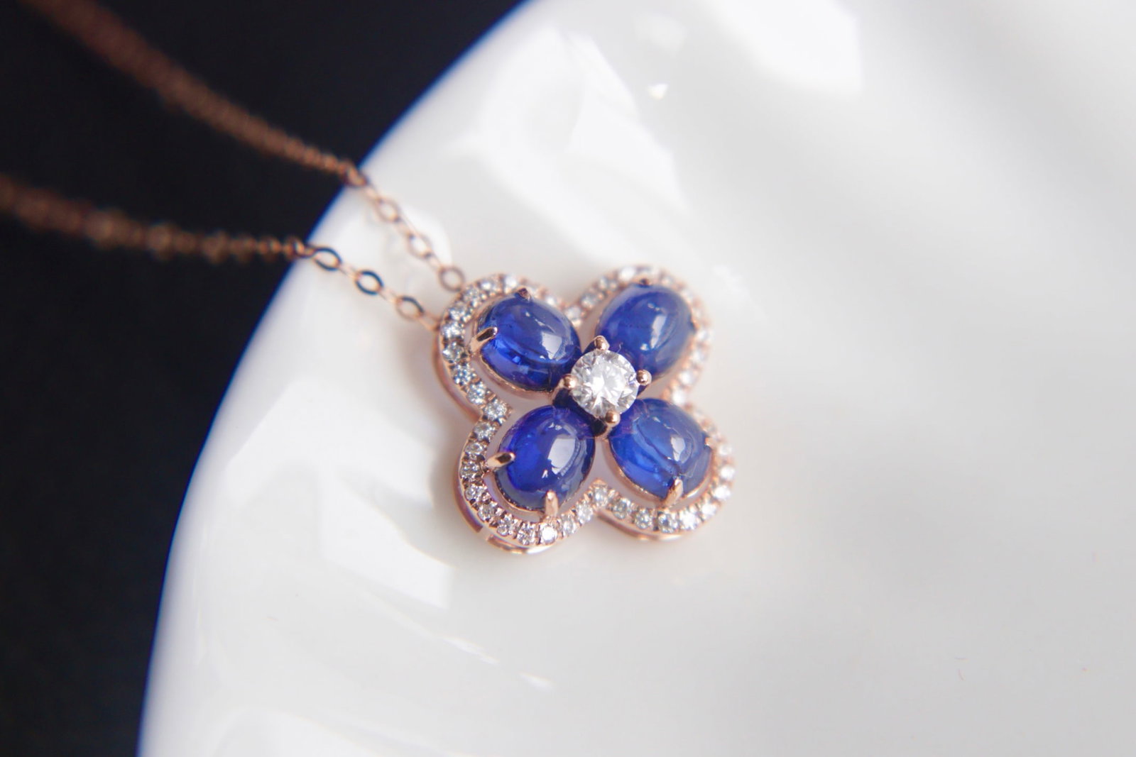 18K Gold Sapphire Diamond Necklace: This 18K gold necklace is set with a beautifully colored sapphire, complemented by diamonds of excellent crystal quality, exuding a noble and elegant aura. The overall design of the necklace is exquis