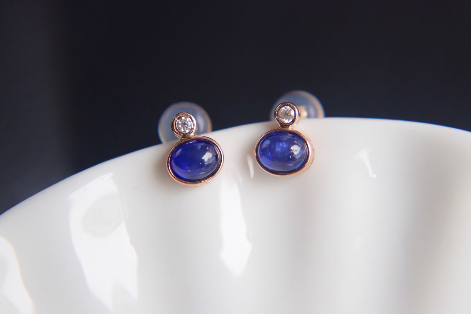18K Gold Sapphire Earrings: These earrings are crafted in 18K gold, set with sapphires that exhibit a brilliant clarity. The main sapphire stone is 0.50 carats, with elegant color and transparency.