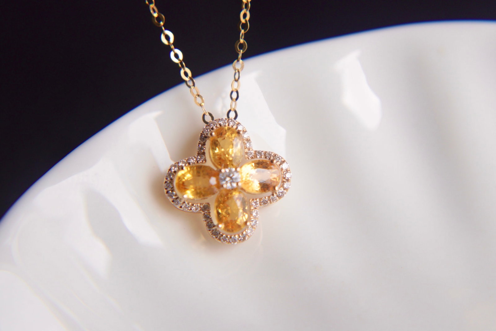 18K Gold Natural Yellow and Blue Sapphire Diamond Necklace: This 18K gold necklace is set with vibrant yellow and blue sapphires, complemented by sparkling diamonds, exuding an aura of elegance and nobility. Each gemstone is carefully selected to ensure its ex