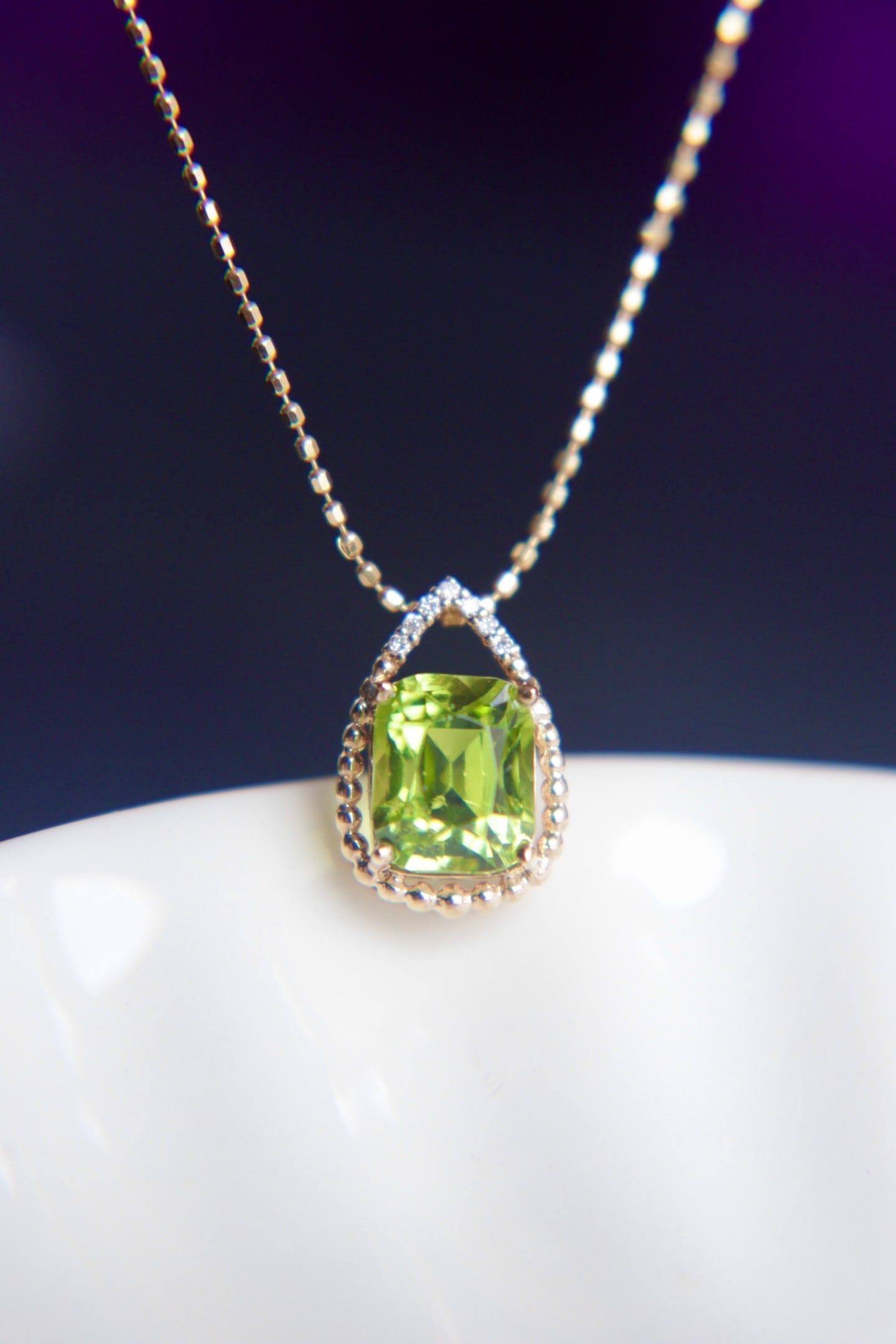 18K Gold Natural Peridot Pendant: This 18K gold pendant features a peridot with excellent crystal quality, showcasing a charming apple green color. Its design is simple yet elegant, suitable for various occasions. (Main stone 1.9