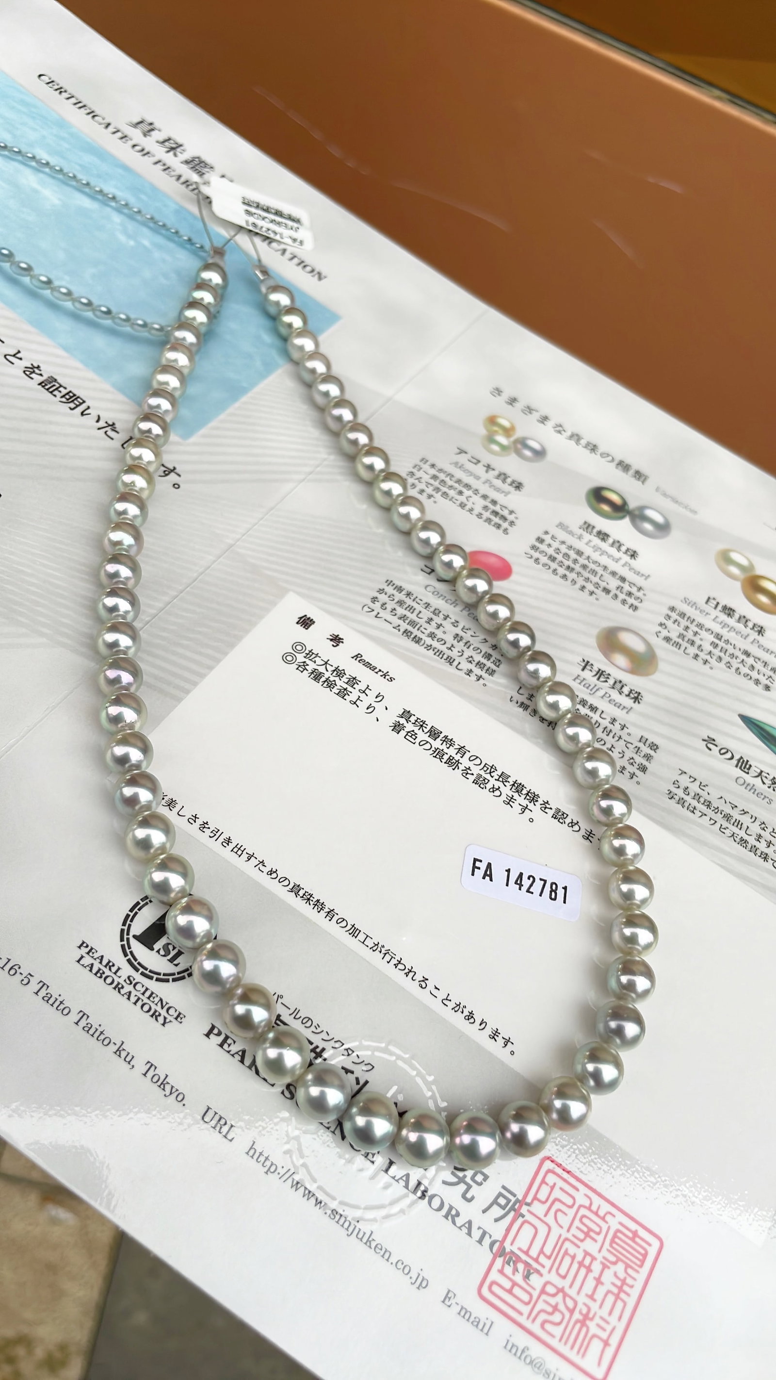 Seawater Pearl Necklace: This seawater pearl necklace exhibits an extremely strong luster, with pearls measuring between 7 to 7.5mm in diameter, perfectly round. Minor blemishes are not noticeable, and the luster is