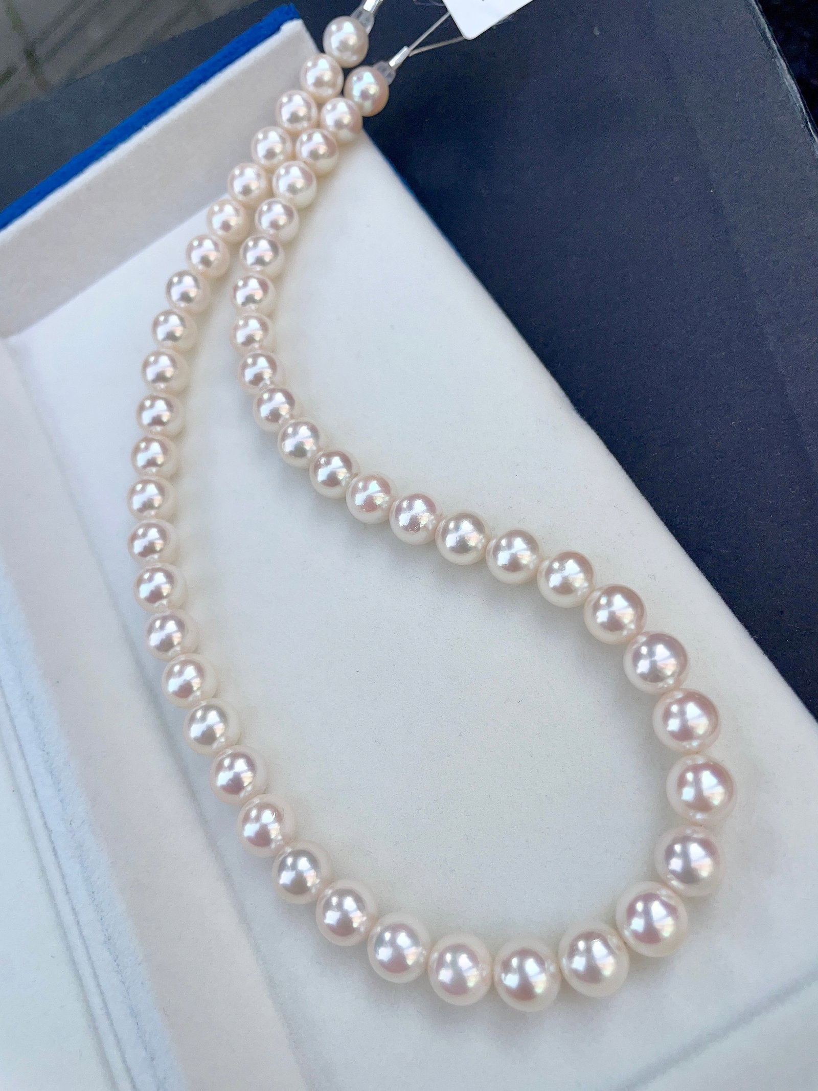 Seawater Akoya Pearl Necklace: This seawater Akoya pearl necklace is remarkable for its large size and strong luster. The pearls measure between 8 to 8.5mm in diameter, exhibiting a perfectly round shape with minimal blemishes.