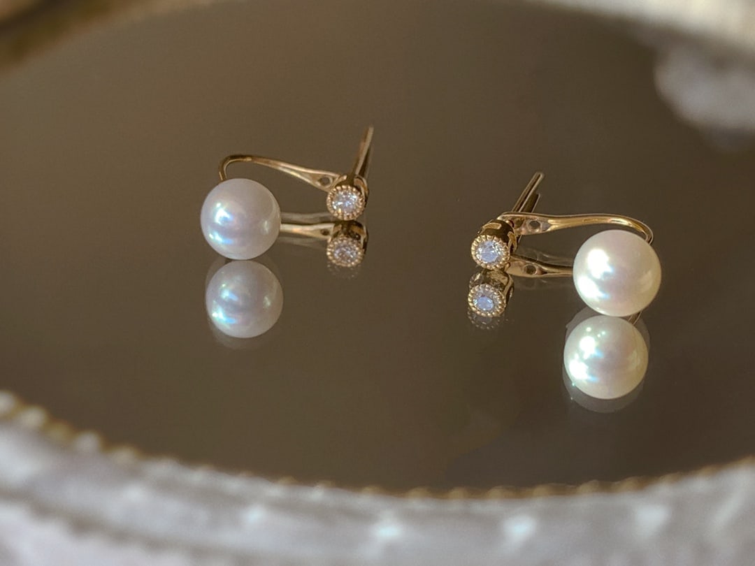 Pearl Diamond Earrings: These pearl diamond earrings, with their classic design and exquisite craftsmanship, are an eternal fashion choice. The soft luster of the pearls complements the brilliance of the diamonds, suitable f