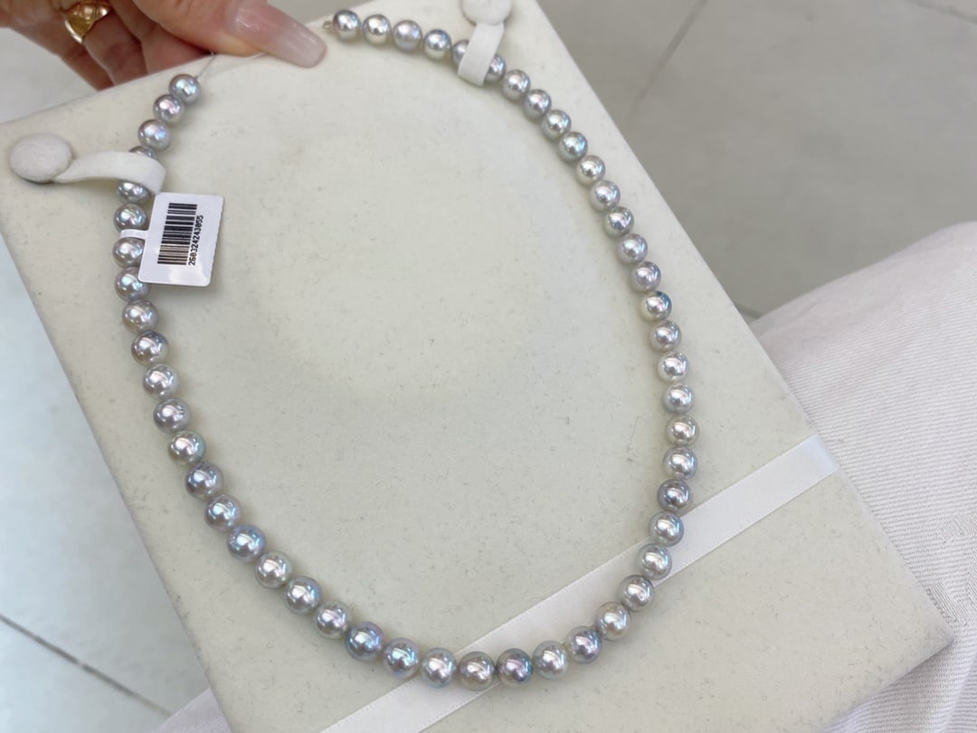 Akoya Pearl Necklace: This Akoya pearl necklace showcases an aurora-like luster, with a slightly blemished surface that enhances the natural allure of the pearls. Each pearl measures between 7.5-8mm in diameter, perfectly