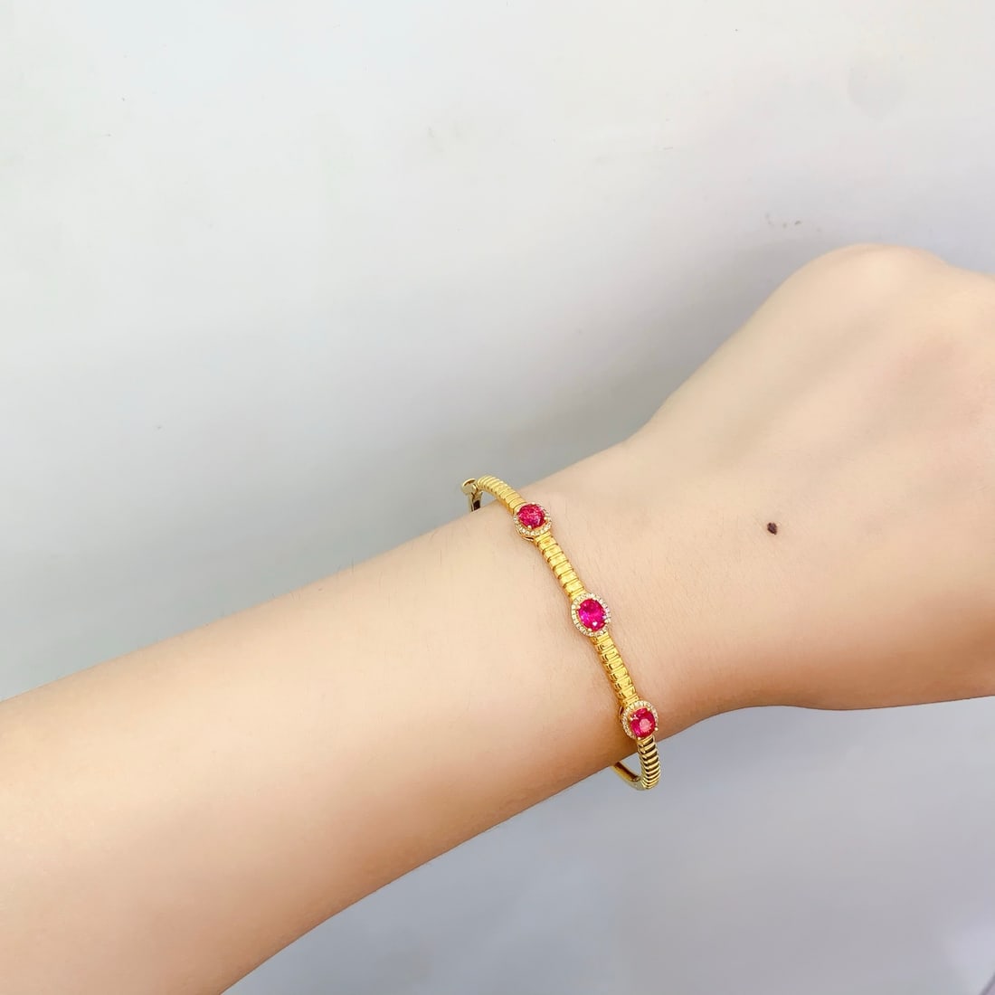 18K Gold Natural Unheated Ruby Bracelet: This bracelet is meticulously crafted in 18K gold, set with a natural unheated ruby, exuding a noble and elegant aura. The brilliance of the ruby complements the sparkle of the diamonds, perfectly