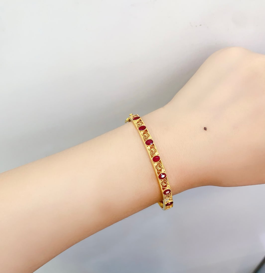 18K Gold Natural Ruby Bracelet: This bracelet is meticulously crafted in 18K gold, set with a natural ruby, exuding a noble and elegant aura. The brilliance of the ruby complements the diamond accents, perfectly embodying luxury