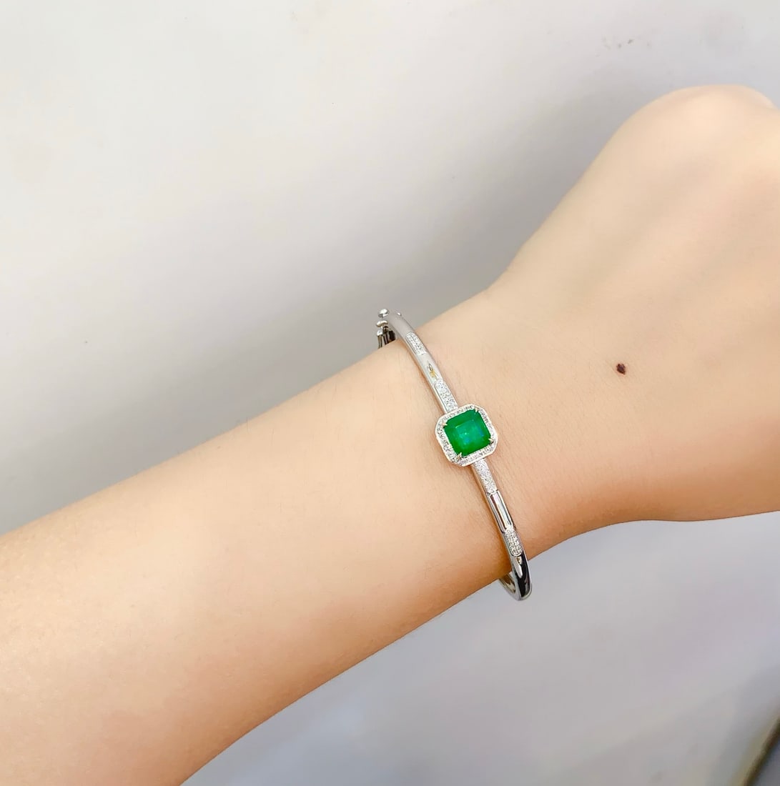 18K Gold Natural Emerald Bracelet: This bracelet is meticulously crafted in 18K gold, set with a natural emerald, exuding a noble and elegant aura. The deep hue of the emerald is captivating. The bracelet is adorned with multiple spark