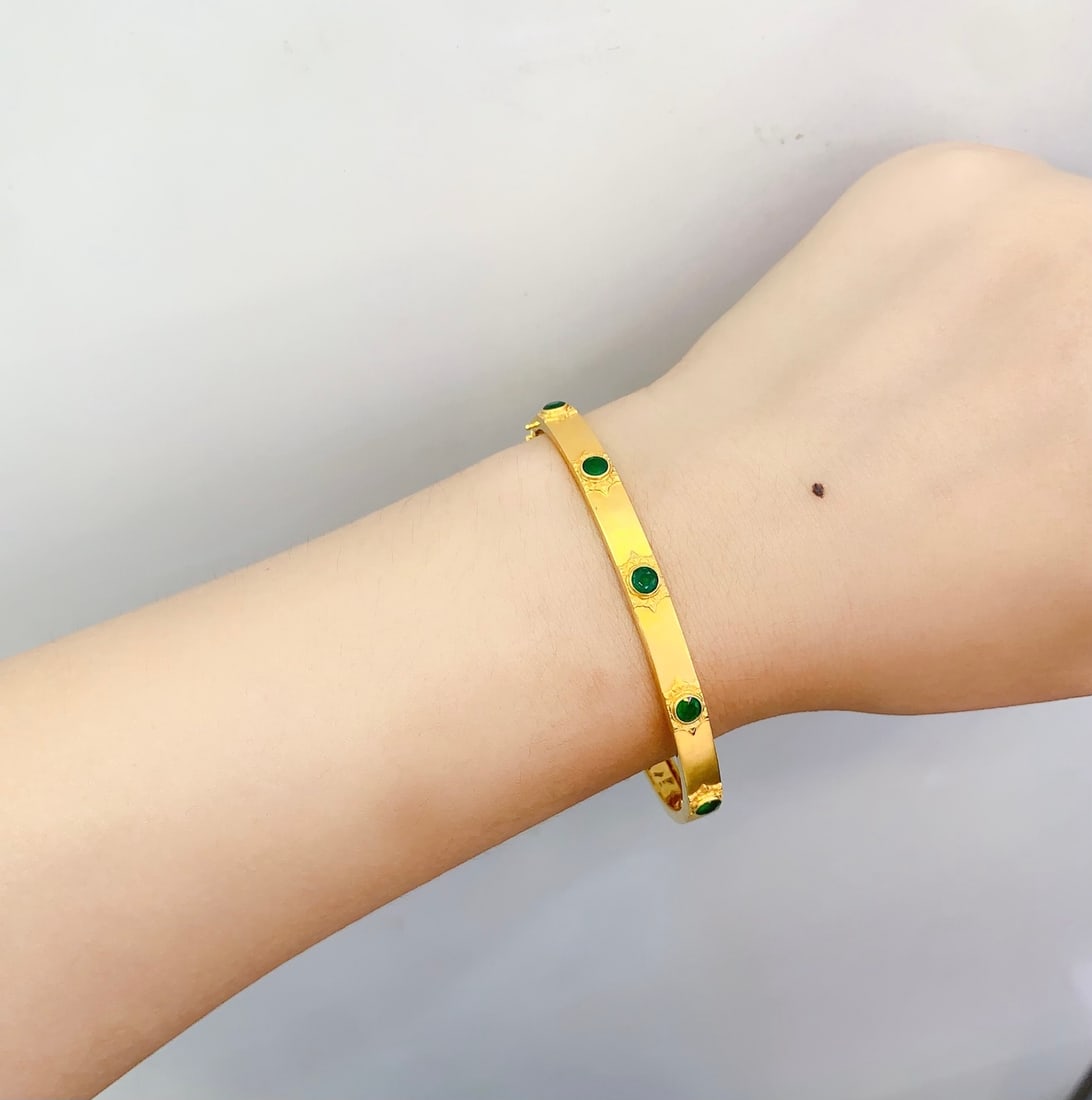 18K Gold Natural Emerald Bracelet: This bracelet is meticulously crafted in 18K gold, set with a natural emerald, exuding an elegant and noble aura. Without diamond embellishments, it remains pure and unique, perfect for those who