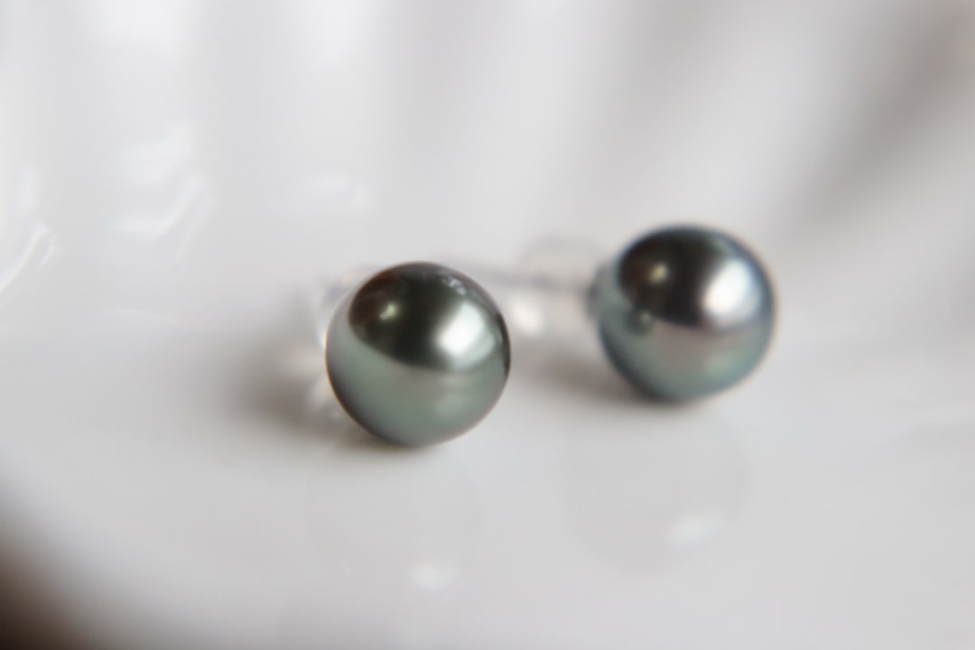 18K Gold Tahitian Pearl Earrings: These earrings are crafted from 18K gold, featuring Tahitian pearls that exhibit strong luster and peacock green hue. The pearls have excellent cleanliness, ideal for collectors seeking high-quality