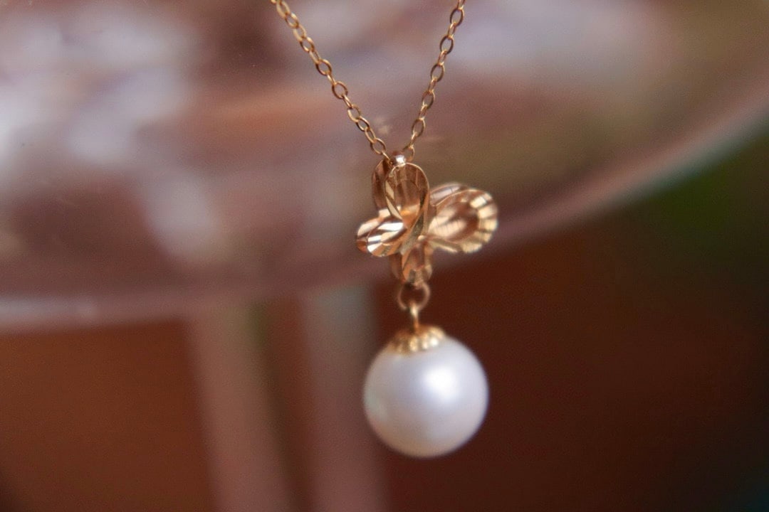 18K Gold Natural Freshwater Pearl Necklace: This necklace is meticulously set in 18K gold, featuring natural freshwater pearls with strong luster and perfect roundness. The pearls are flawless, with a diameter ranging from 7.5 to 8mm, exuding