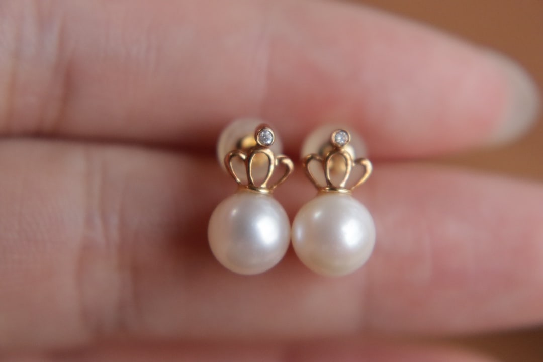 18K Gold Natural Freshwater Pearl Earrings: These earrings are meticulously set in 18K gold, showcasing the strong luster and flawless round shape of natural freshwater pearls. The pearls measure between 7.5 to 8mm in diameter, exuding an aura