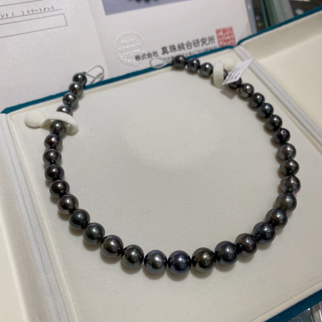 Tahitian Black Pearl Necklace: This Tahitian black pearl necklace exudes a mysterious and sophisticated tranquility. The pearls' strong luster and glossy texture add a unique charm, making it perfect for everyday wear with a