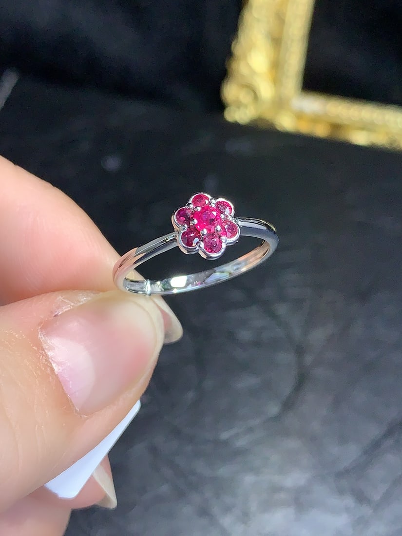 18K Gold Natural Ruby Ring: This 18K gold ring is set with a natural ruby, exuding an elegant and luxurious aura. The color is beautifully striking, with exquisite and unique craftsmanship that captivates. The overall design of