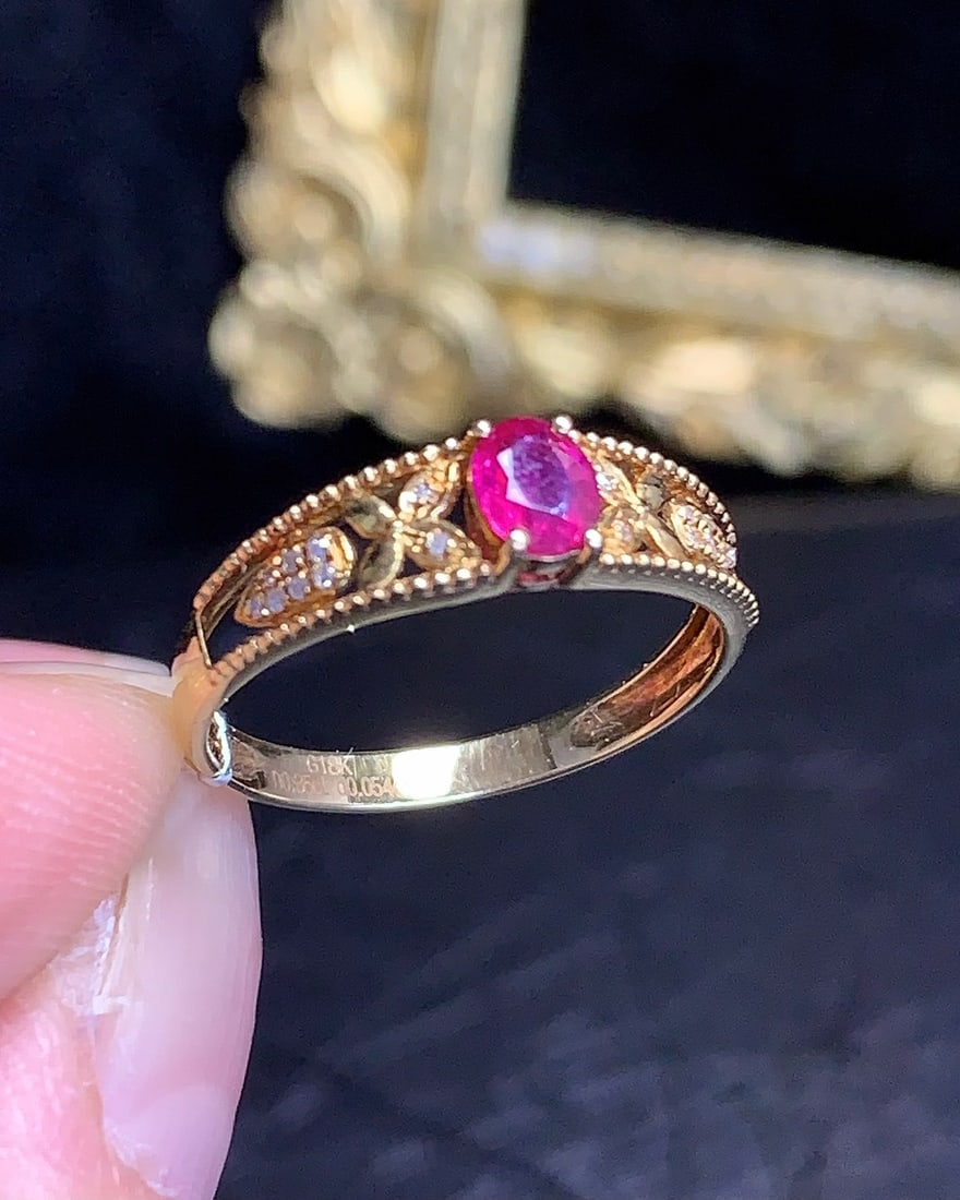 18K Gold Natural Ruby Ring: This ring is meticulously crafted in 18K gold, set with a natural ruby, exuding an elegant and luxurious aura. The ruby's beautiful color is captivating. The craftsmanship is exquisite and unique,