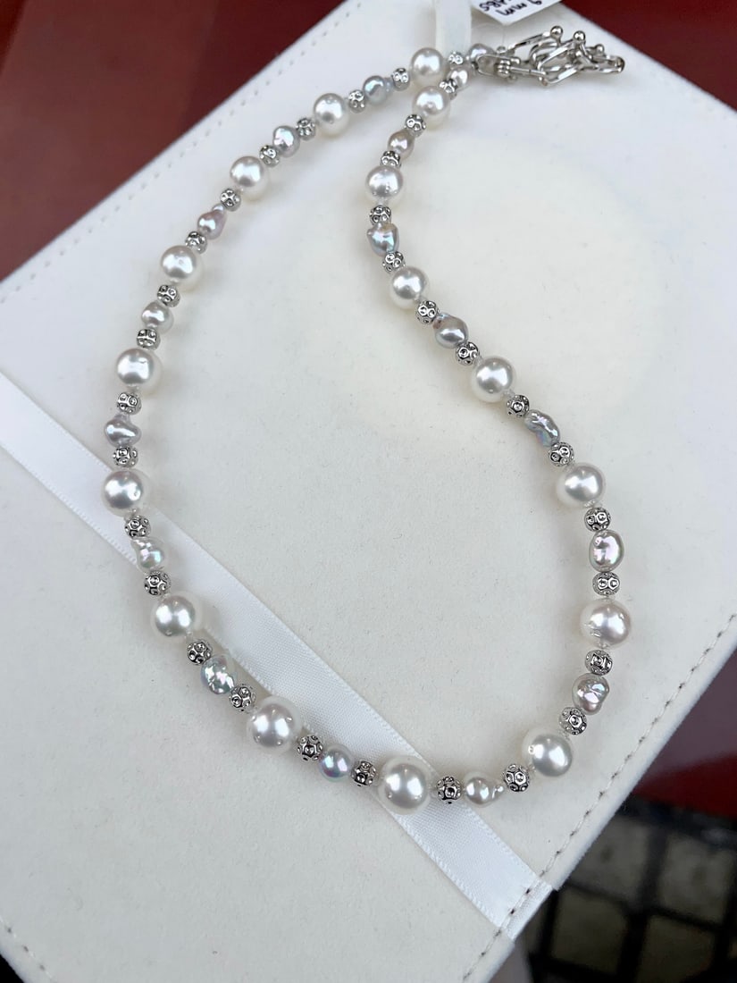 Natural Saltwater Pearl Necklace: This necklace features natural saltwater pearls, with a moon-like luster and a noble aura in its cool glow. The pearls range from 5 to 9mm in diameter, exhibiting a very strong luster with minor