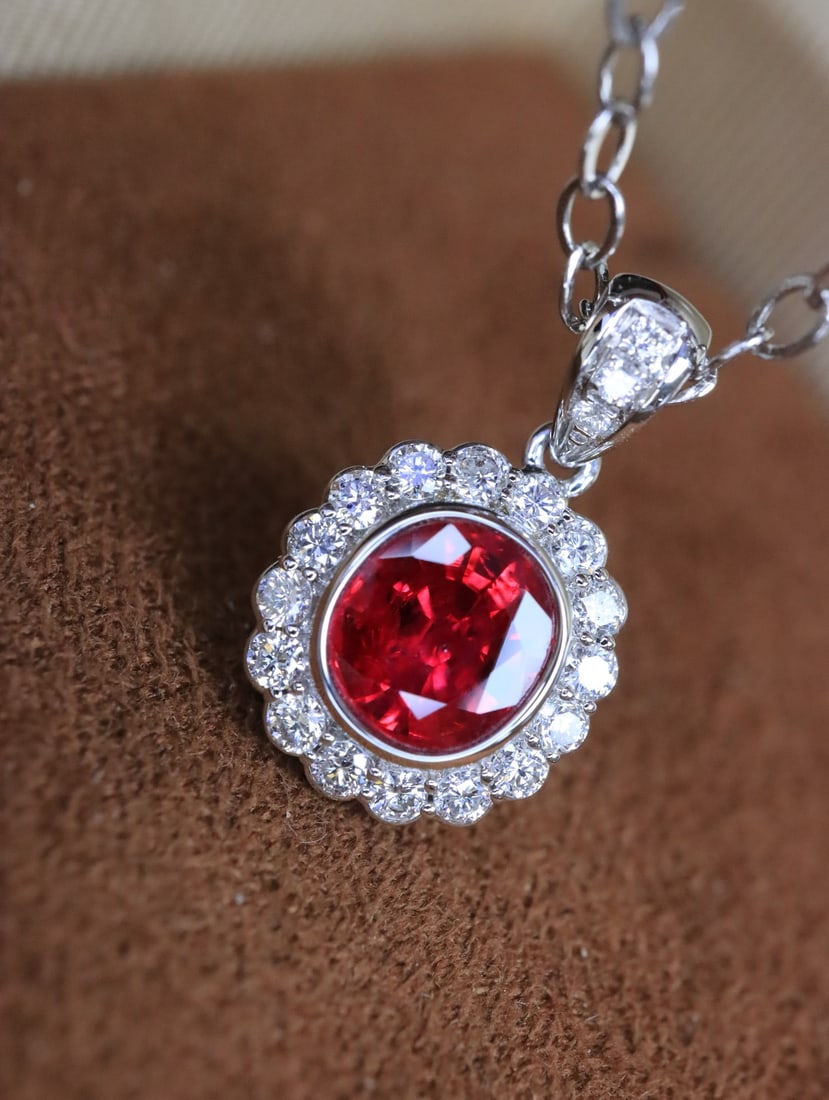 18K Gold Pigeon's Blood Red Ruby Pendant: This pendant is crafted in 18K gold, featuring a pigeon's blood red ruby with rich color and transparent crystal. Paired with exquisite diamonds, the overall design is elegant and luxurious. (Main