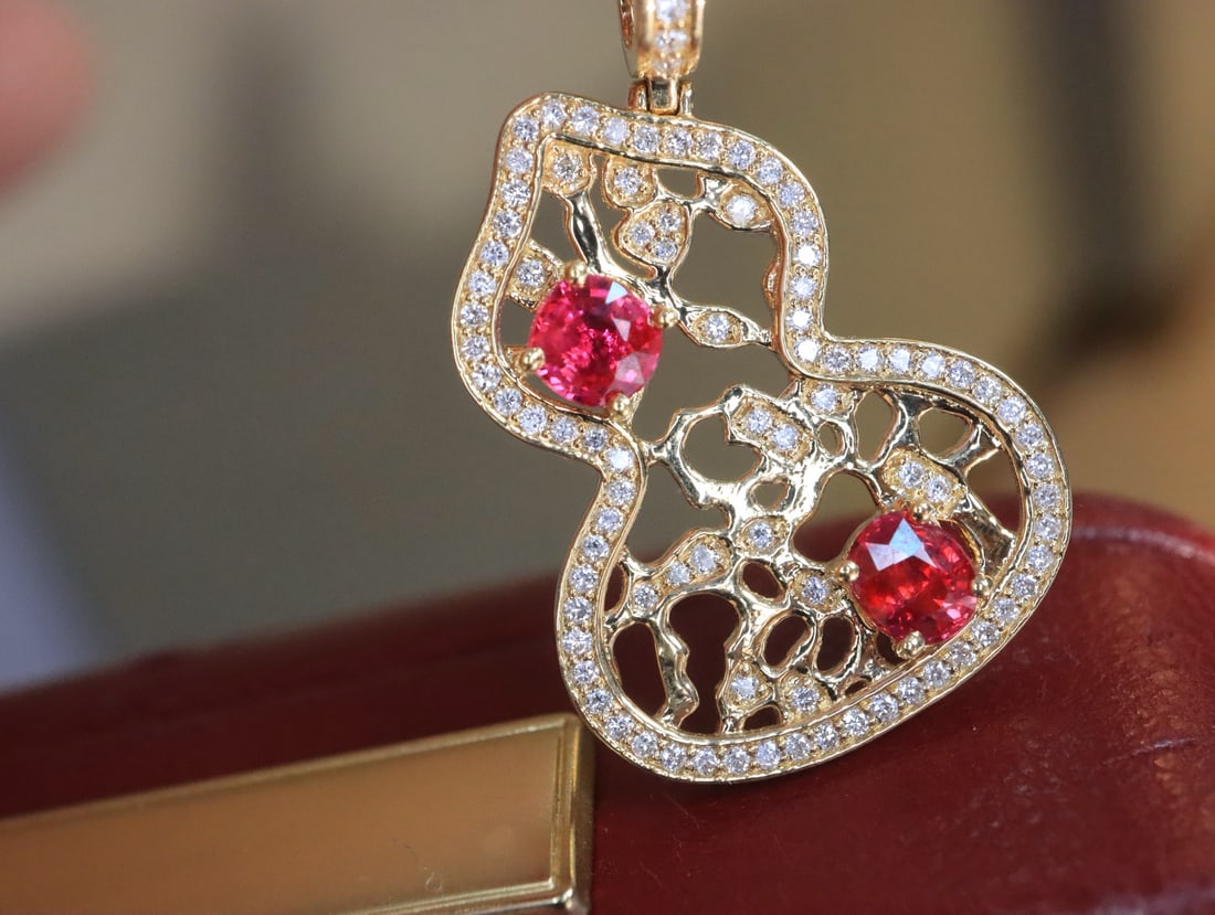 18K Gold Unheated Pigeon's Blood Red Ruby Pendant: This pendant is crafted in 18K gold, featuring an unheated pigeon's blood red ruby. The main stone is transparent and bright, forming a delicate gourd shape. The overall design is stylish and
