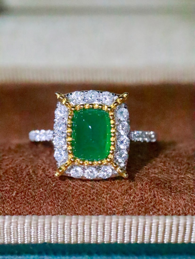 18K Gold Emerald Ring: This emerald ring showcases a unique unisex style, with a refreshing and gentle combination of green hues and deep green light. The design is simple yet elegant, suitable for various occasions. (Main 