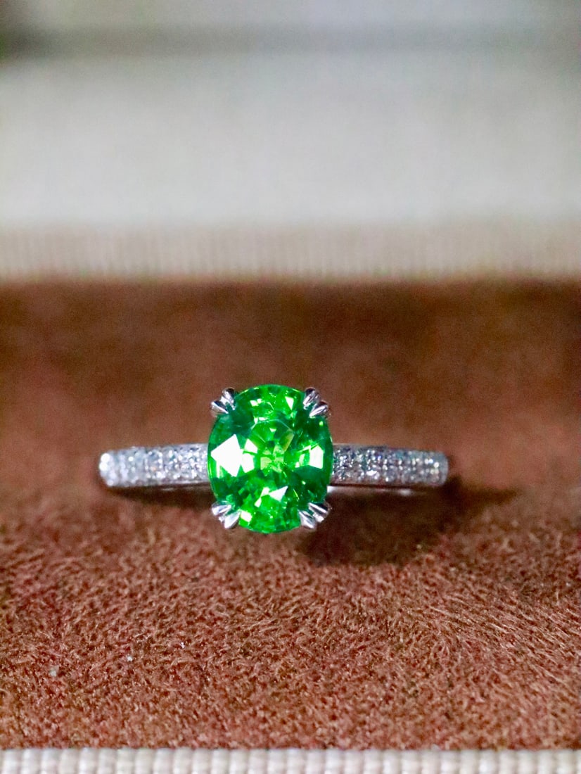 18K Tsavorite Ring: This ring showcases the enchanting green brilliance of the tsavorite, paired with an exquisite 18K gold design, exuding elegance. The main stone is vividly colored and flawless, captivating the heart.