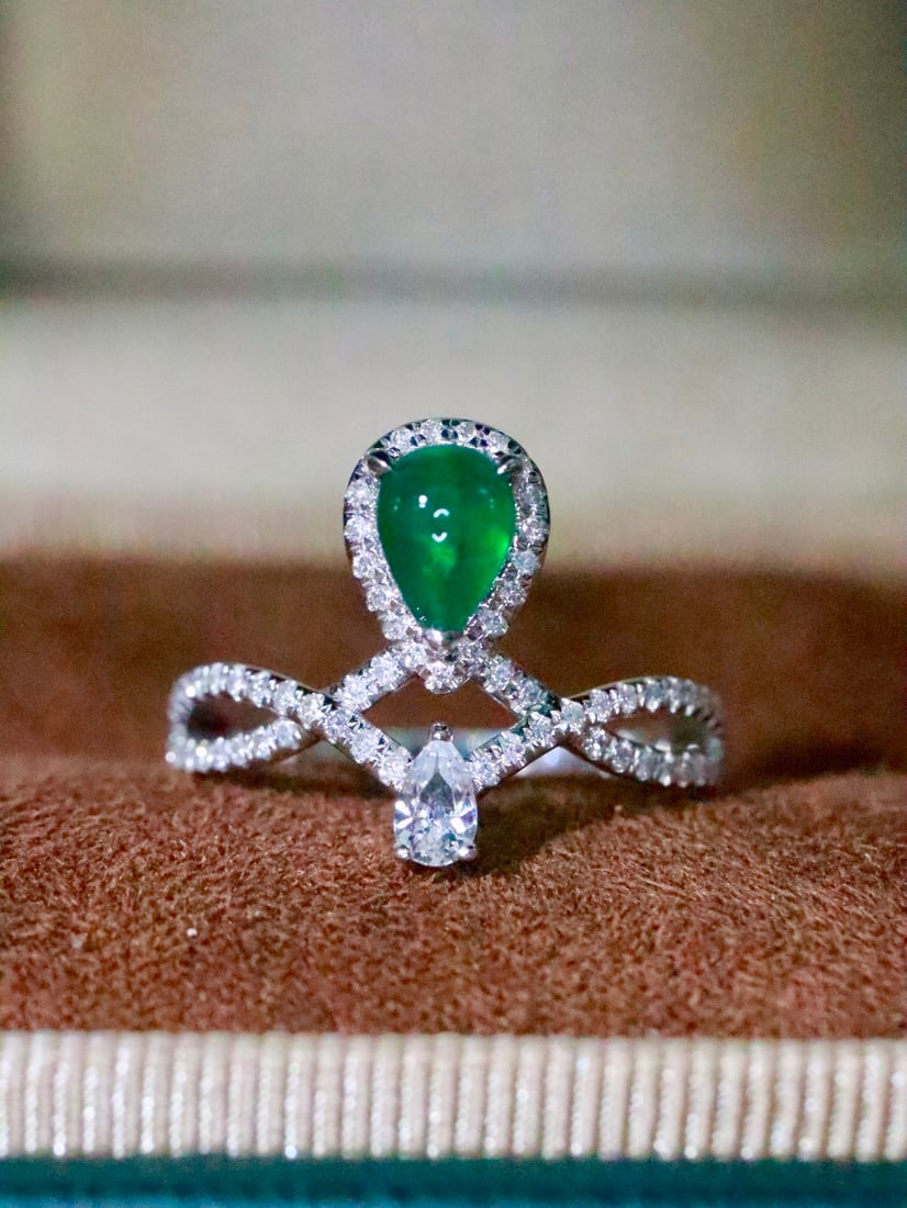 18K Gold Natural Emerald Ring: This emerald ring showcases a noble and elegant aura with its full color and flawless glassy texture. The combination of diamonds and white sapphires adds a brilliant sparkle to the piece. Wearing it