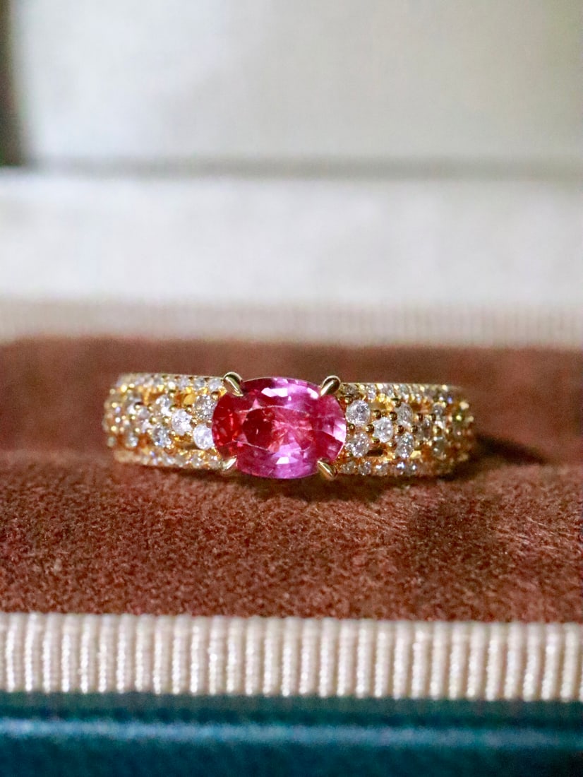 18K Gold Natural Unheated Ruby Ring: This ring is remarkable for its elegant aura and exquisite craftsmanship. The natural ruby boasts a rich color, complemented by high-quality diamonds, exuding unparalleled luxury. Every detail is meti