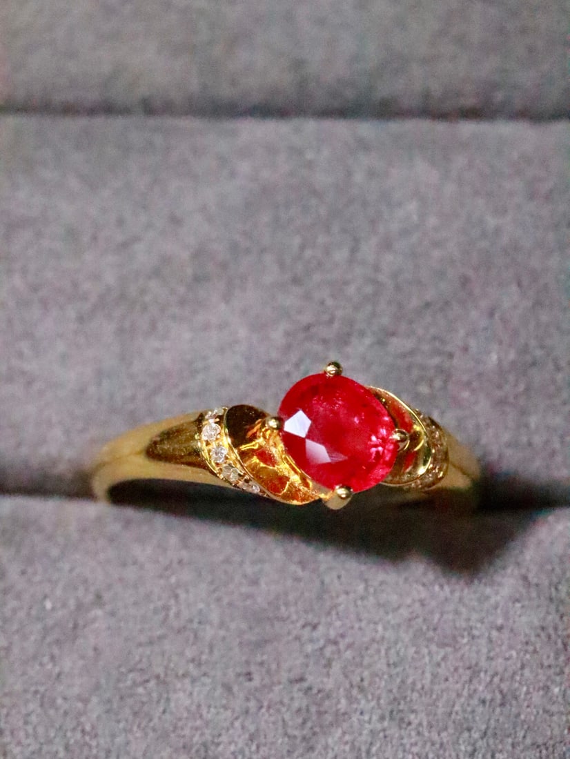 18K Gold Natural Ruby Ring: This ring features a simple and elegant design, with a band incorporating fashionable vintage elements. The embedded diamonds shine brilliantly, complementing the central ruby. Its exquisite