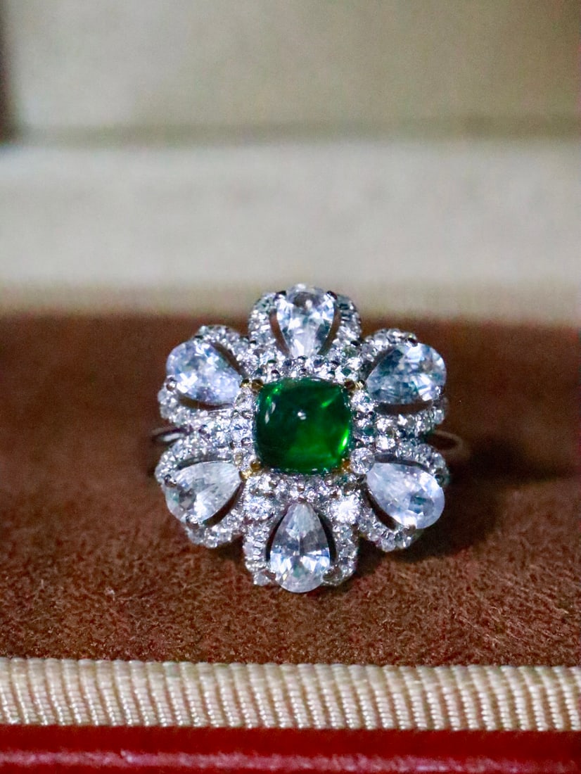 18K Gold Natural Tsavorite Ring: This ring, like a blooming flower, adorns the finger with dazzling brilliance. The green of the tsavorite complements the sparkle of the diamonds, exuding nobility and elegance. Wearing this ring