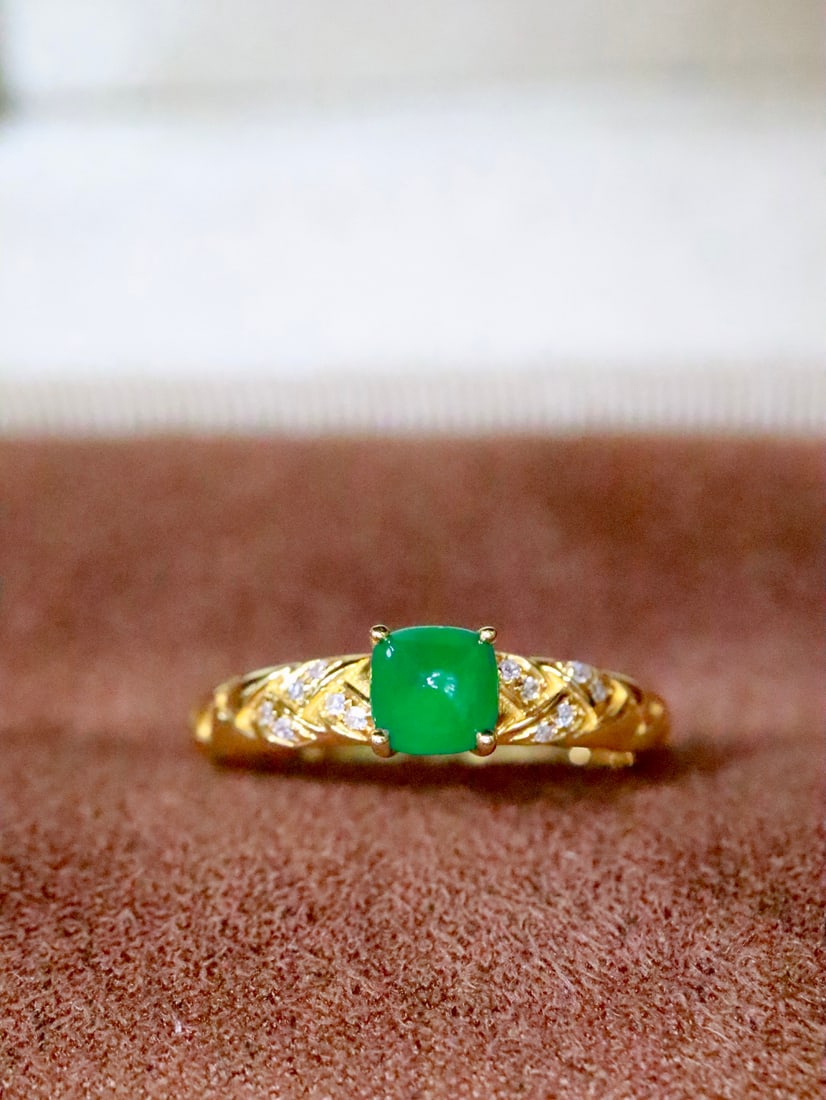 18K Gold Emerald Ring: This 18K gold ring features a brilliant emerald, showcasing classic elegance and modern simplicity. The green of the emerald symbolizes life and vitality, captivating the heart. The ring's exquisite