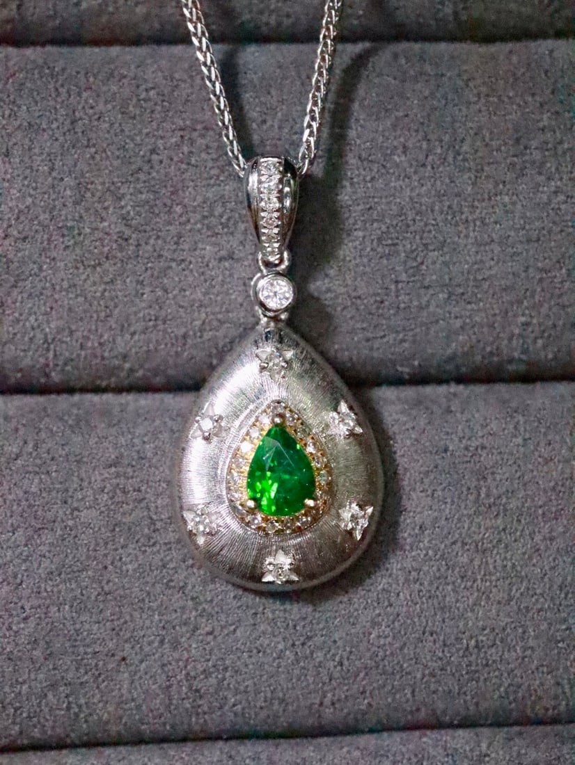 Platinum Natural Tsavorite Pendant: This pendant features a natural tsavorite as the main stone, set in exquisite platinum, exuding an elegant aura. The Japanese handcrafted brushed finish gives it a silky texture, suitable for any