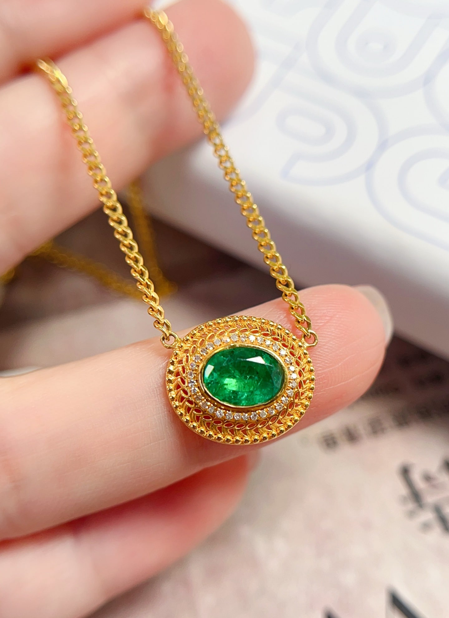 18K Gold Emerald Necklace: This 18K gold emerald necklace perfectly combines elegance and luxury. The emerald boasts a rich, translucent hue, complemented by a Cuban chain design that exudes noble charm. The addition of diamond