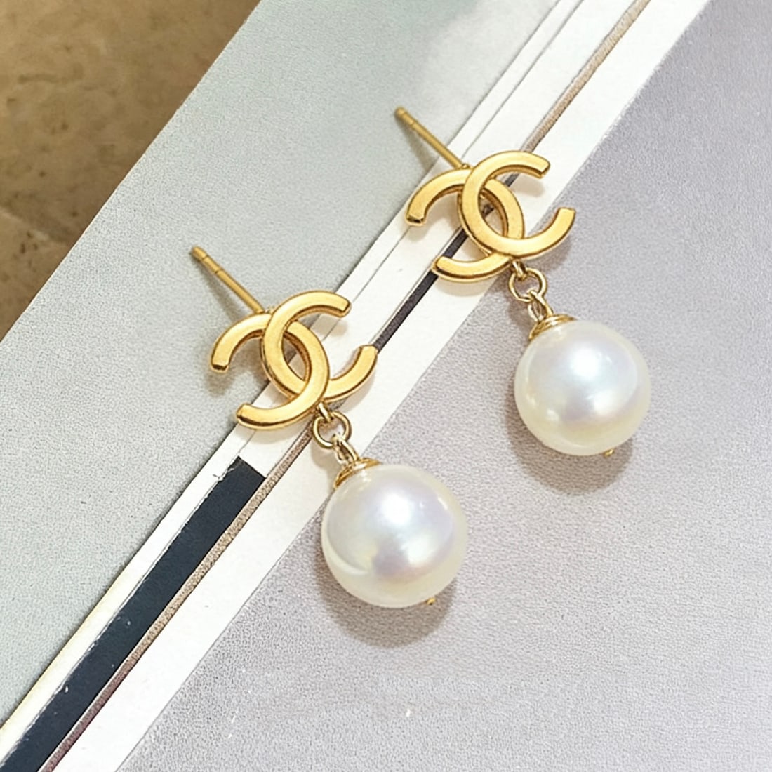 18K Gold Natural Pearl Earrings: These earrings are crafted from 18K gold and feature natural pearls, exuding elegance and nobility. The luster of the pearls complements the brilliance of the metal, making them suitable for any
