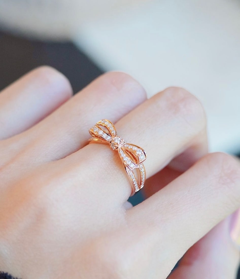 18K Gold Diamond Ring: This 18K gold ring features an elegant bow design, set with exquisite diamonds, showcasing a perfect blend of elegance and fashion. Whether for daily wear or special occasions, this ring adds a touch 
