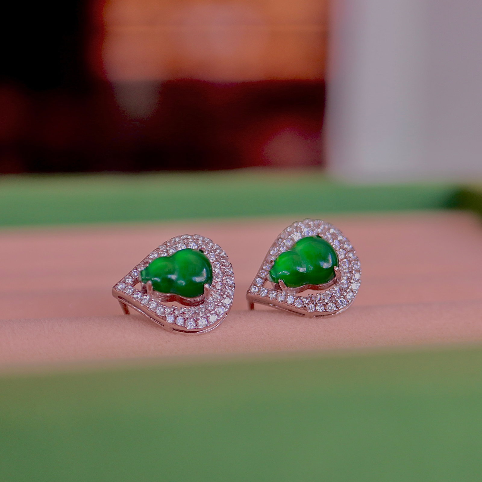 S925 Sterling Silver Natural Jadeite Earrings: These earrings feature natural jadeite as the main stone, showcasing a simple yet elegant design. The jadeite gourd shape is exquisite, symbolizing good fortune and wealth. The S925 sterling silver