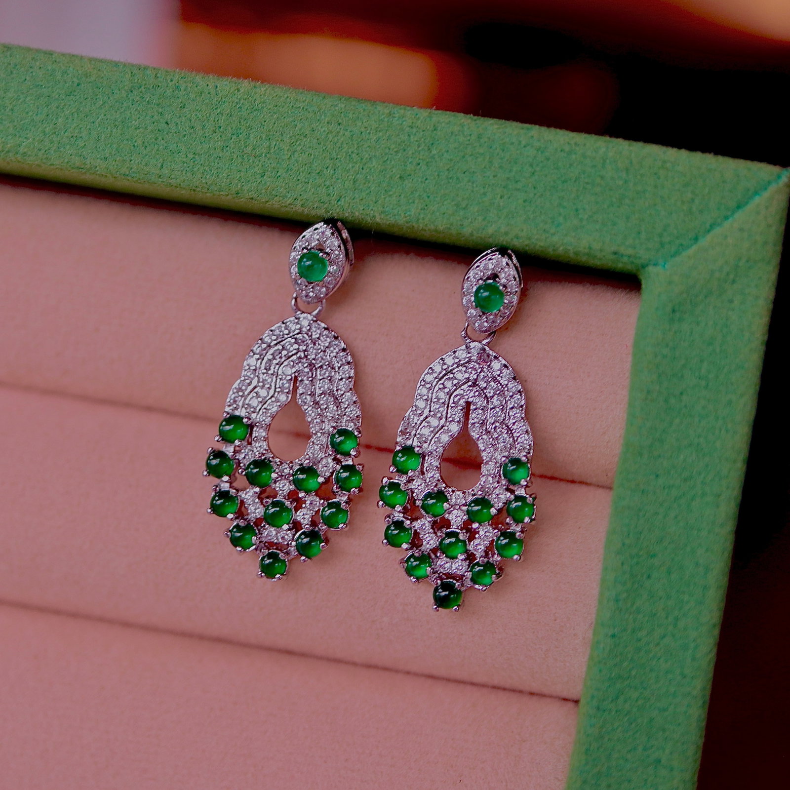 Natural Jade Earrings: These earrings feature natural jade as the main stone, showcasing the unique charm of jade. Carefully set with 24 jade pieces, they exhibit excellent translucency and exude an aura of elegance.