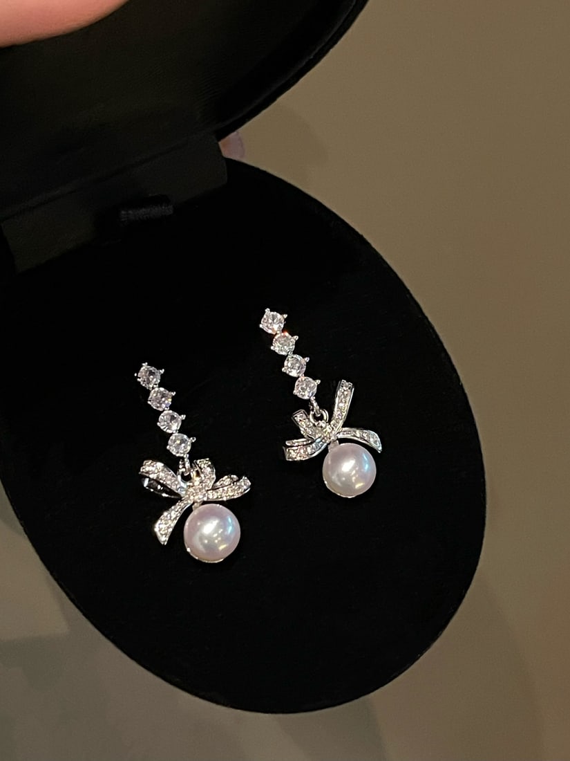 Natural Freshwater Pearl Earrings: These earrings feature a classic pearl design, exuding timeless elegance. The 7-8mm natural freshwater pearls emit a gentle luster, suitable for any occasion.