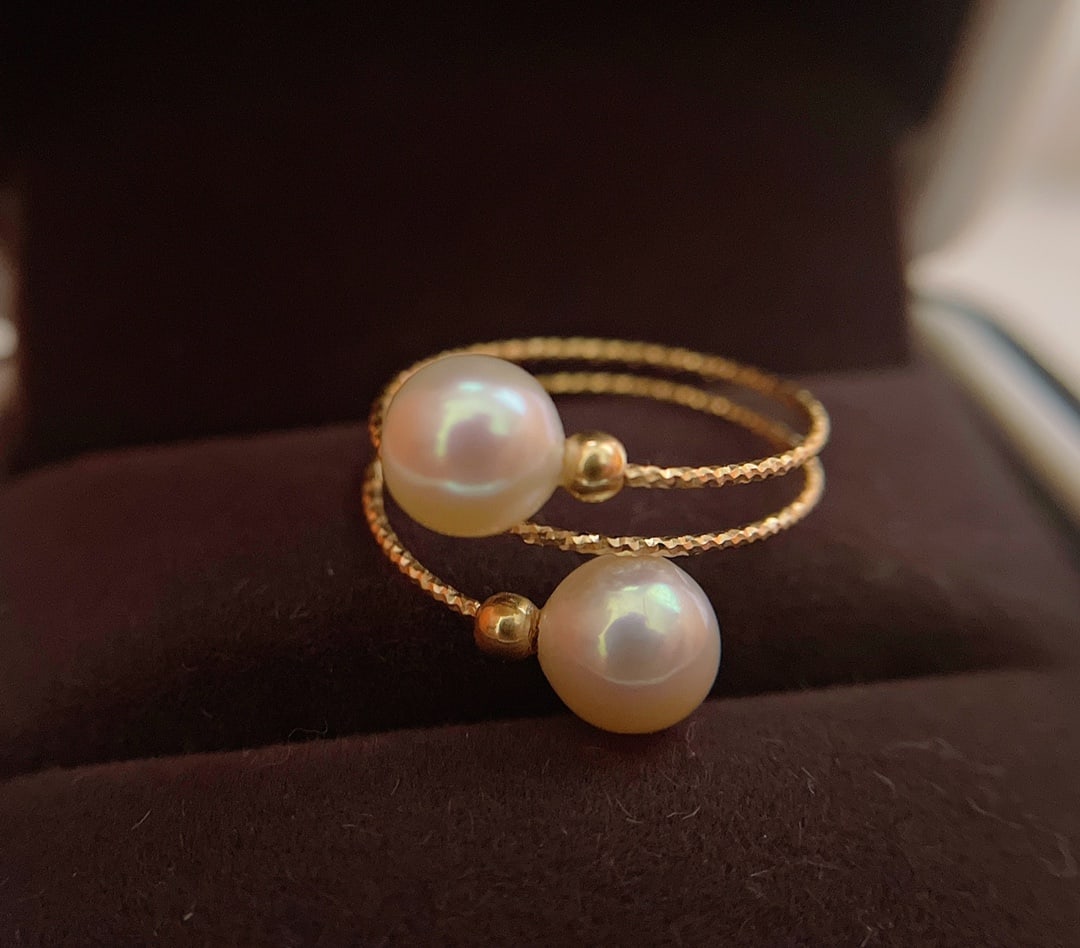 Natural High-Quality Freshwater Pearl Ring: This ring features a natural high-quality freshwater pearl as the main stone, showcasing the purity and elegance of the pearl. The round bead design and nearly flawless quality are captivating.Pearls