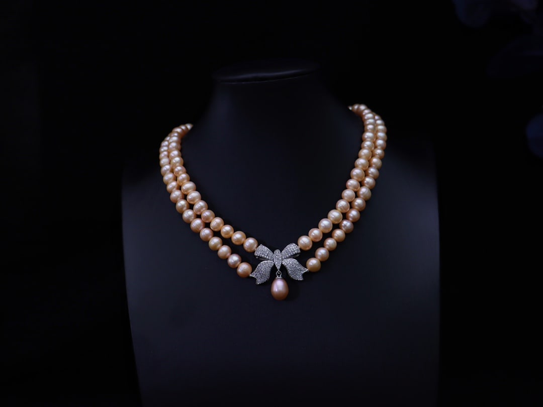 Natural Pearl Necklace: This natural pearl necklace features a noble double-layer design, exuding an elegant aura. The pearls are approximately 7-8mm in diameter, making it a perfect match for various dresses. The necklace